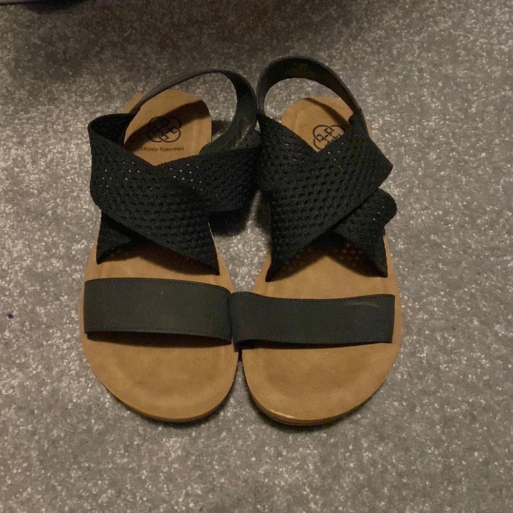 Daisy Fuentes Sandals - Picture 1 of 4
